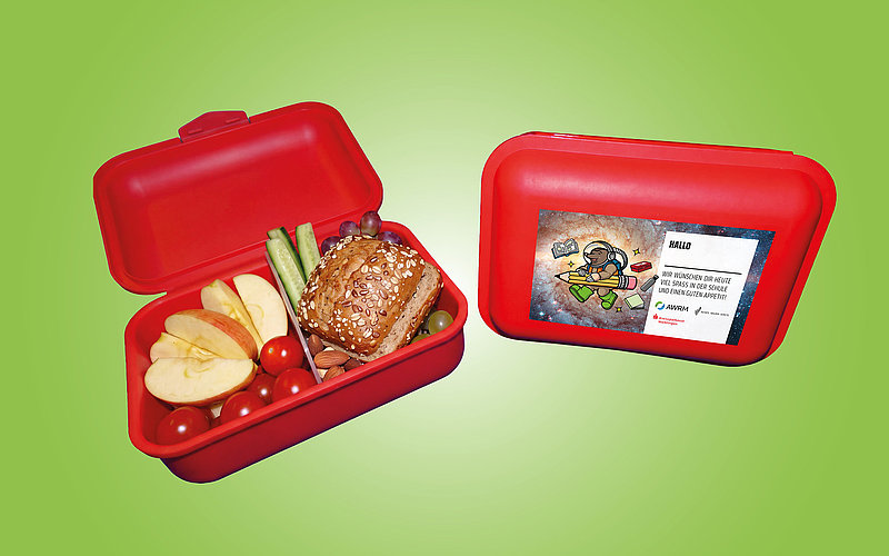 Brotbox rot gefüllt mit Obst und Gemüse